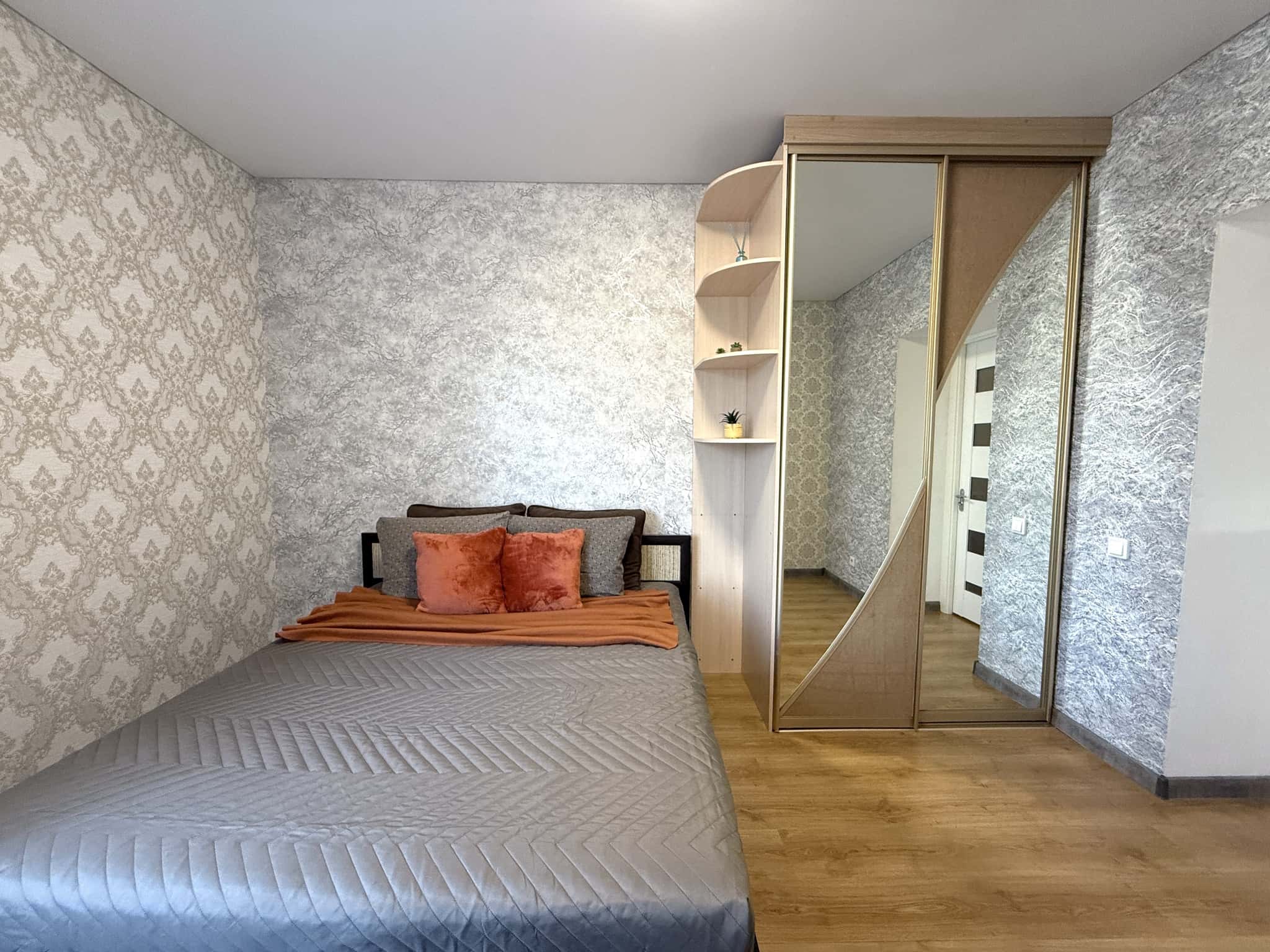 2-комнатная квартира посуточно, Тюмень, ул. Мельникайте, д. 150 9