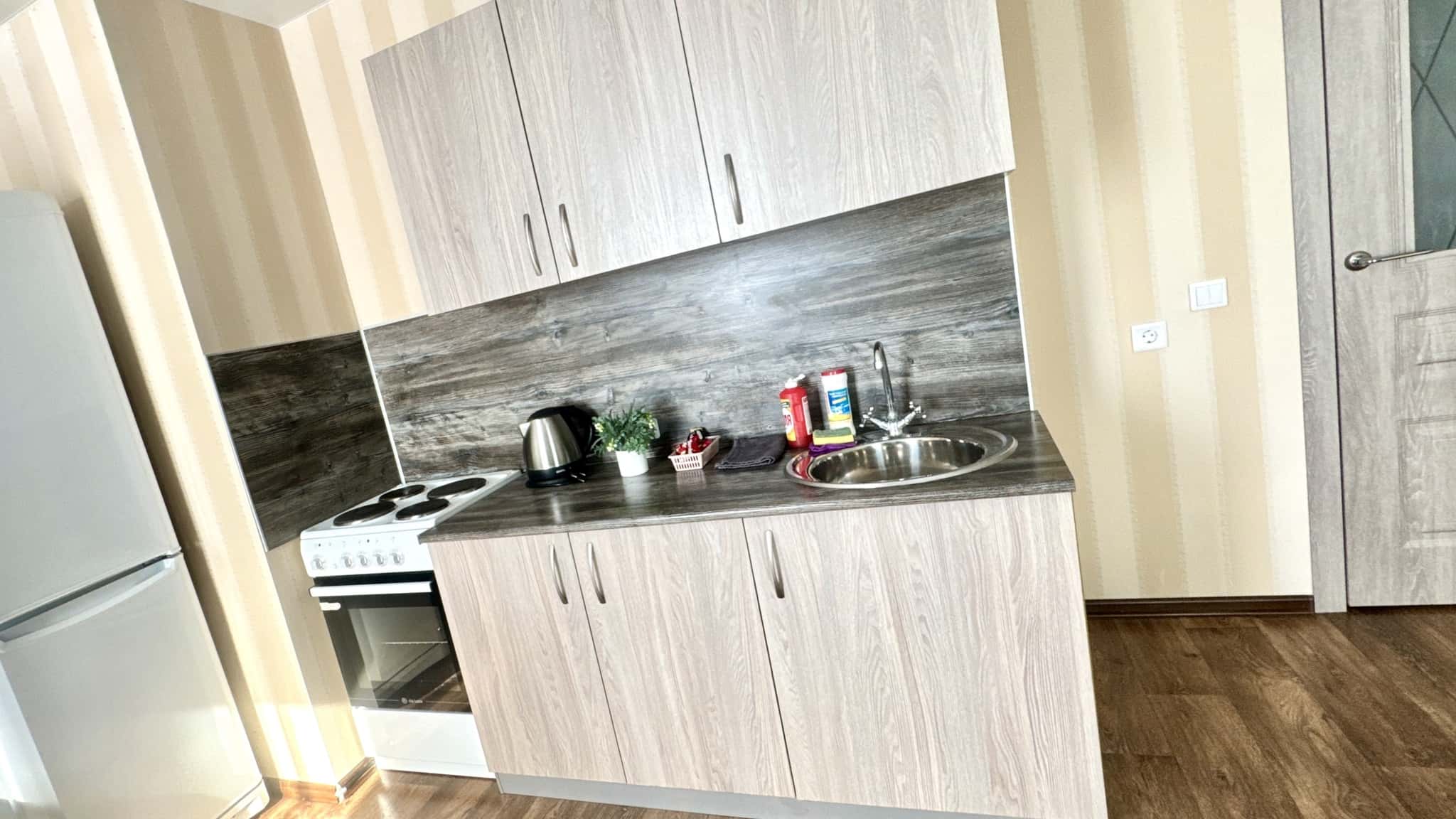 Квартира-студия посуточно, Ульяновск, пр-т Ливанова, 4 6