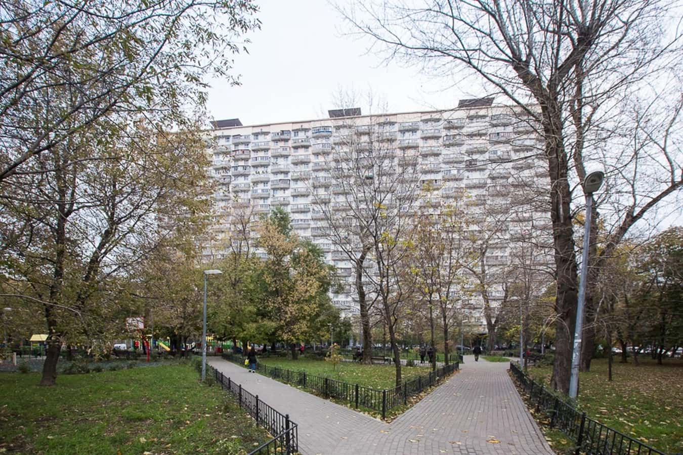 Аренда посуточно в Москве — панорамный вид на выставочный центр, дом на Курьих ножках 15