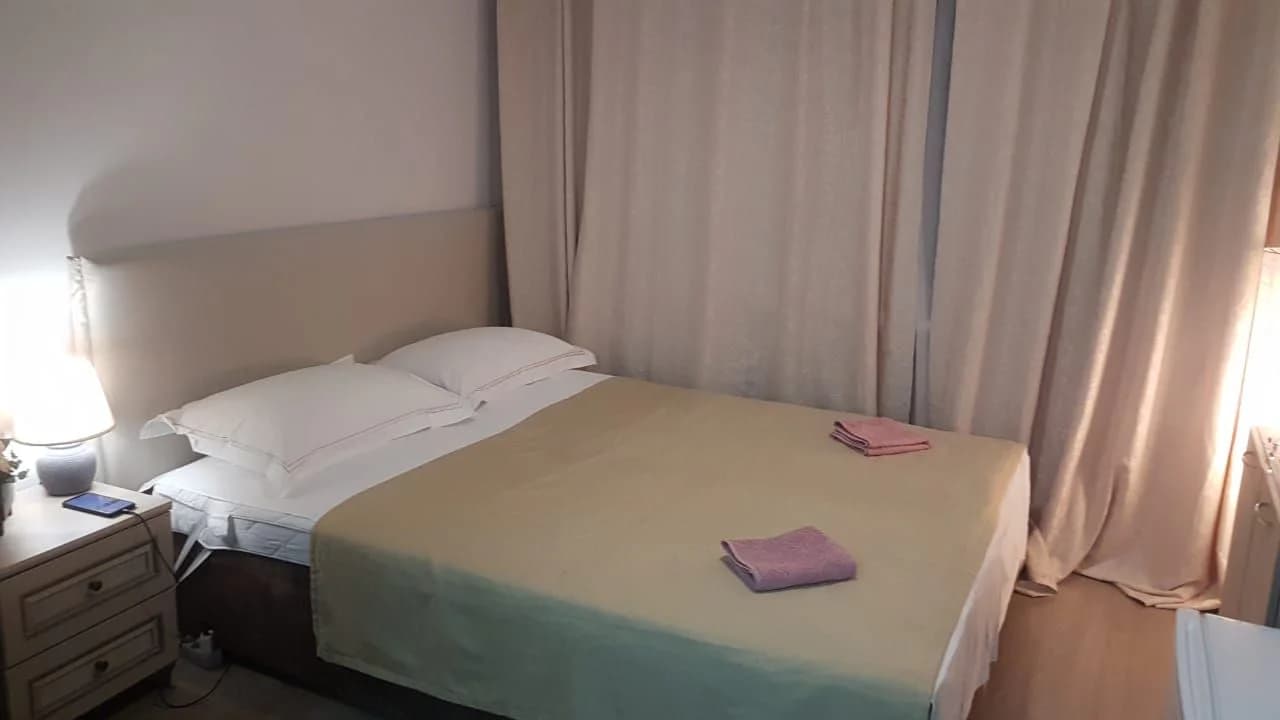 Снять на сутки студию в Сочи у рынка Ареда (Дагомысский 7)