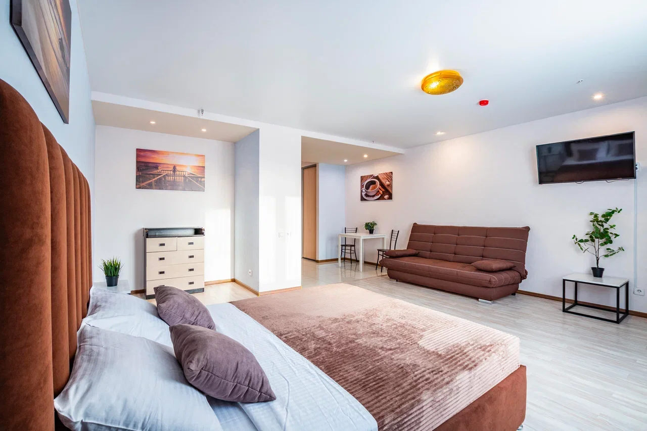 Снять квартиру-студию в Екатеринбурге у развязки Сибирского тракта посуточно 4