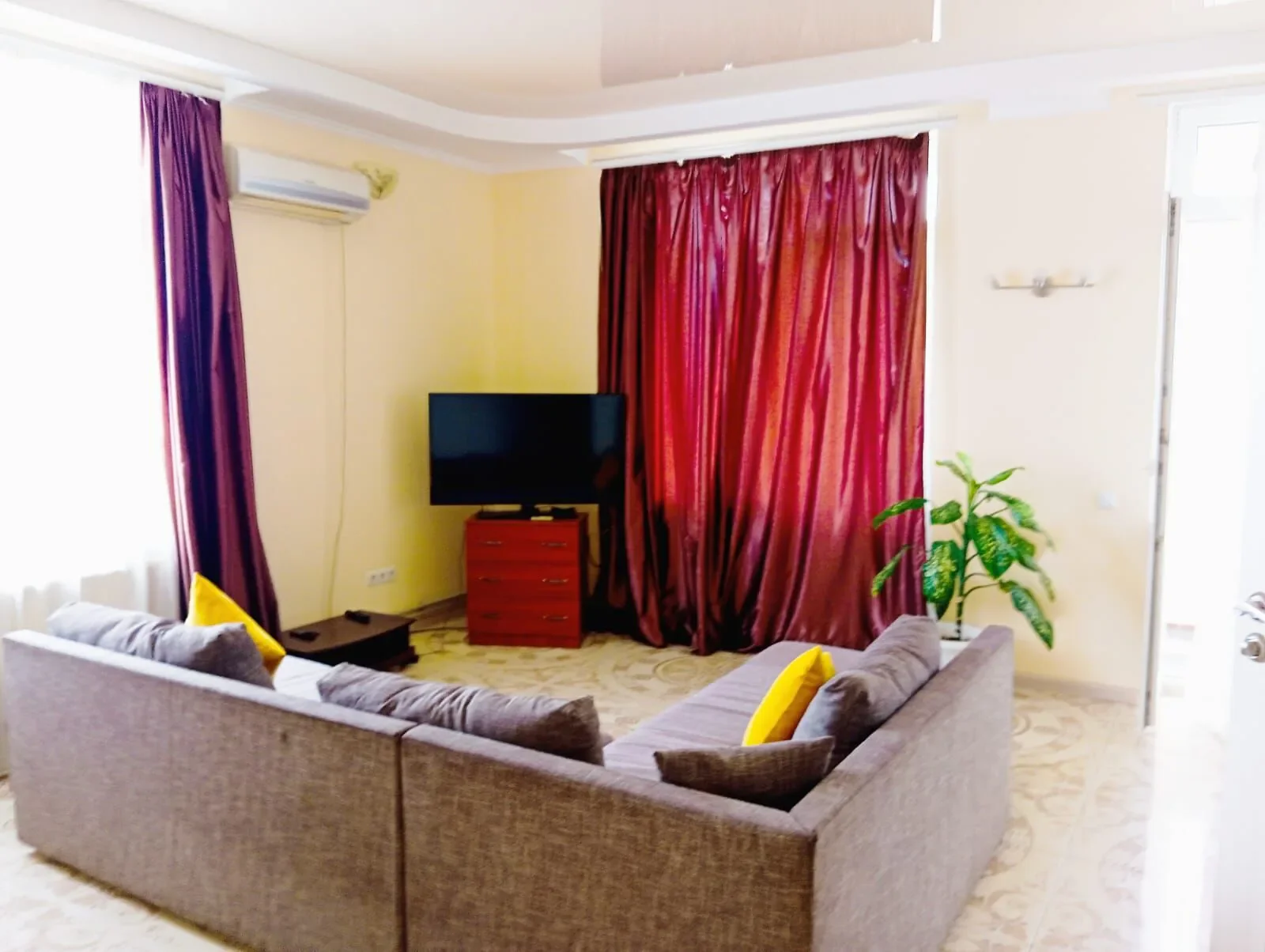 Снять квартиру посуточно в Севастополе у Медколледжа (Адмирала Октябрьского 13) 6