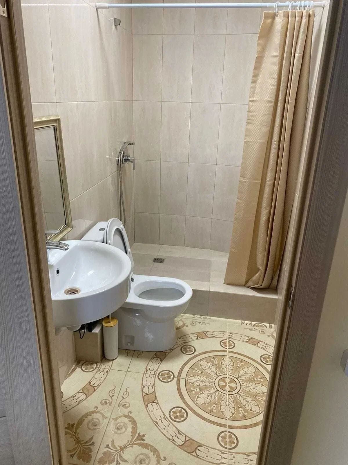 Снять квартиру посуточно в Севастополе у Медколледжа (Адмирала Октябрьского 13) 15