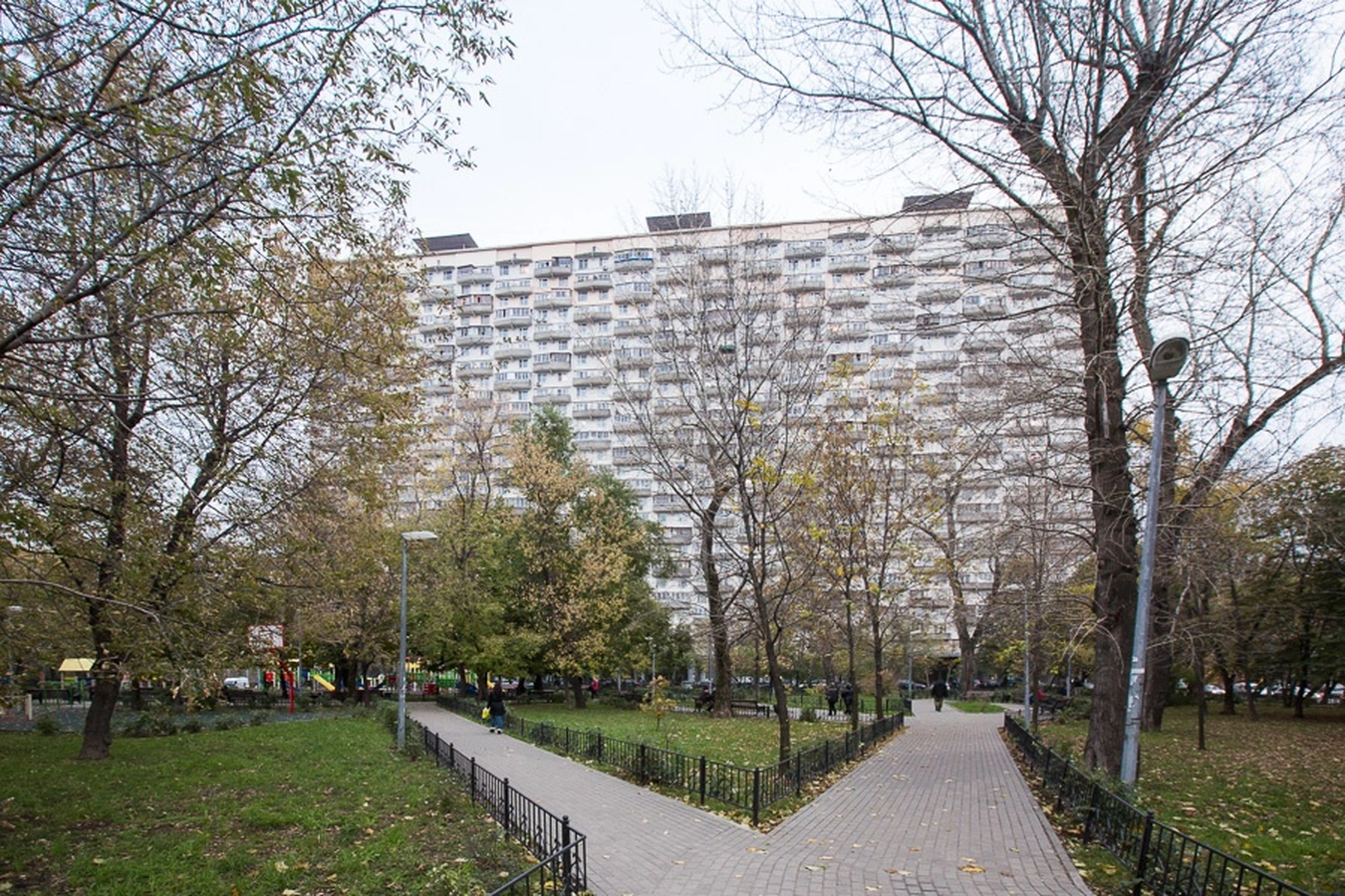 Аренда посуточно в Москве — панорамный вид на выставочный центр, дом на Курьих ножках 15
